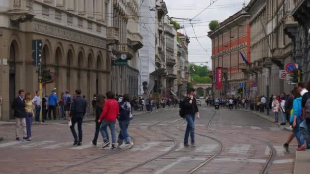 意大利米兰 2018年5月15日 白天米兰城市交通街慢动作全景4K 大约2018年5月15日米兰 意大利 — 图库视频影像