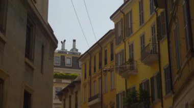 Milano, İtalya - 10 Mayıs 2018: şehir güneşli gün ünlü binalar yavaş hareket görünümü 4k yaklaşık 10 Mayıs 2018 milano, İtalya.
