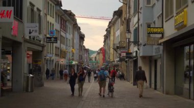 Winterthur şehir ünlü yayalara yavaş hareket panorama 4 k İsviçre saat akşam