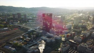 güneşli bir gün Zürih cityscape nehir merkez tren istasyonu hava panorama 4k İsviçre