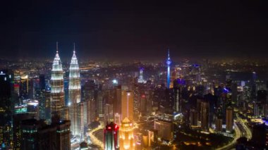 Kuala Lumpur, Malezya - 25 Eylül 2018: gece kuala lumpur şehir merkezi hava panorama zaman çizelgesi 4k yaklaşık 25 Eylül 2018 Kuala lumpur, Malezya.