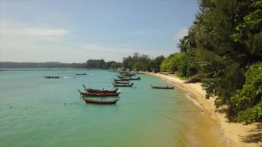 Phuket, Tayland - 15 Ocak 2018: ada güneşli bir gün ünlü dock plaj sahil şeridi hava panorama 4k 15 Ocak 2018 yaklaşık phuket, Tayland.