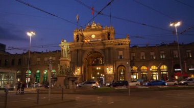 İsviçre günbatımı aydınlatma Zürih Şehri Merkez Tren Garı kare Panoraması 4k