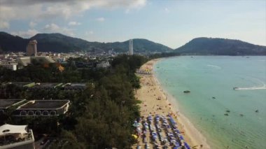 güneşli bir gün phuket Adası şehir rooftops hava panorama 4k Tayland