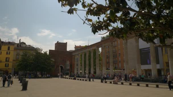 Turistas caminando por las acogedoras calles de Milán — Vídeo de stock