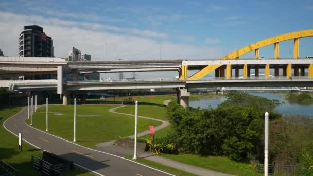 Hari Itu Taipei Kota Tepi Sungai Jembatan Pejalan Kaki Panorama — Stok Video
