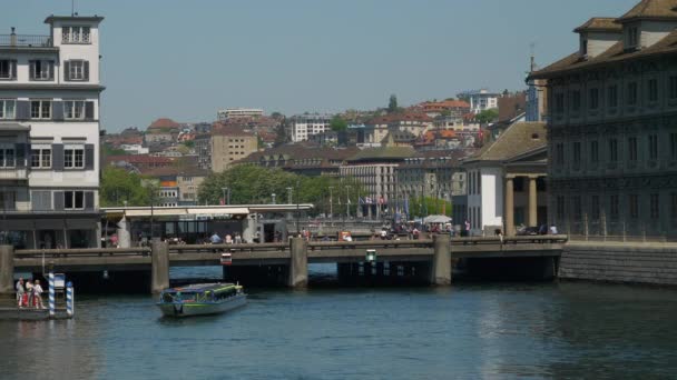 Zurique Centro Cidade Dia Ensolarado Limmat Rio Ponte Pedonal Câmera — Vídeo de Stock