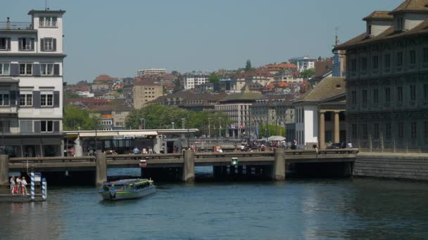 Zurich Stad Centrum Zonnige Dag Limmat Rivier Voetgangersbrug Slow Motion — Stockvideo