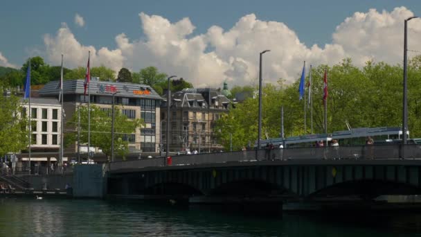 Dia Ensolarado Zurique Cidade Tráfego Ponte Câmera Lenta Panorama Suíça — Vídeo de Stock