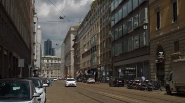 Milan, İtalya - 15 Mayıs 2018: gün zaman milan şehir trafik sokak ağır çekim panorama 4k 15 Mayıs 2018 yaklaşık milan, İtalya.