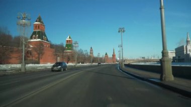 MOSCOW, RUSSIA - 20 Mart 2018: güneşli kış günü Moskova şehri nehir kenarı trafik yolu kenarı pencere manzarası