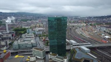 güneşli bir gün Zürih cityscape nehir merkez tren istasyonu hava panorama 4k İsviçre