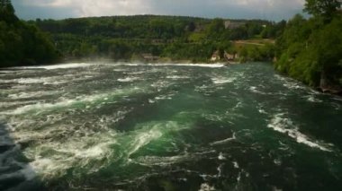 güneşli gün meşhur reinfall Şelalesi panorama 4k İsviçre