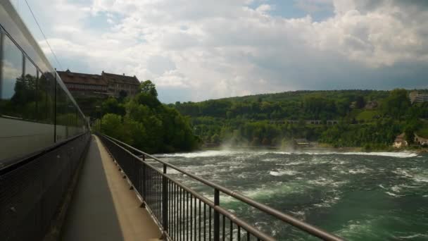 Verano Día Famoso Reinfall Tren Puente Puente Panorama Suiza — Vídeos de Stock