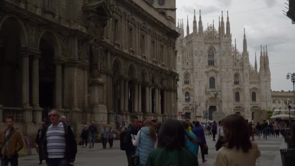 Солнечный День Люди Гуляют Площади Кафедрального Собора Известному Месту Милане — стоковое видео