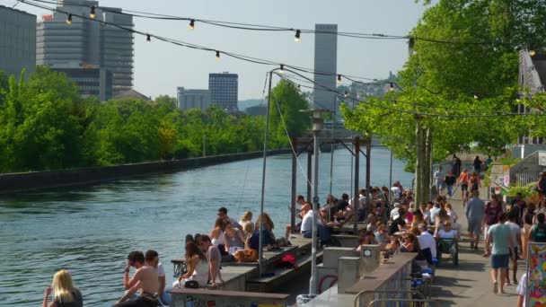 Dia Ensolarado Zurique Cidade Famosa Ribeirinha Clube Lugar Ponte Câmera — Vídeo de Stock
