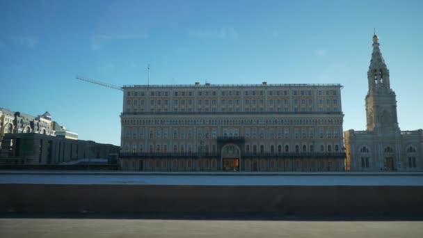 Moskau Russland März 2018 Sonniger Wintertag Moskauer Stadtverkehr Straßenverkehr Seitenfensterpanorama — Stockvideo