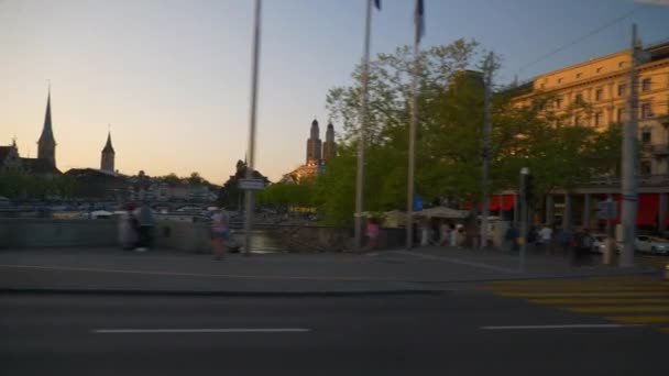 Solnedgång Zurich City Lakeside Bridge Spårvagnsresa Sida Pov Panorama Schweiz — Stockvideo