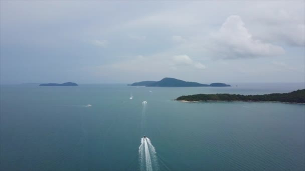 Sol Día Phuket Isla Famoso Barco Tráfico Rawai Playa Aérea — Vídeo de stock