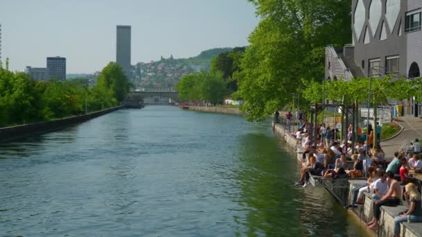 晴れた日のチューリッヒ市有名なリバーサイド クラブ場所橋遅いモーション パノラマ スイス — ストック動画