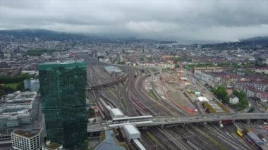 güneşli bir gün Zürih cityscape nehir merkez tren istasyonu hava panorama 4k İsviçre
