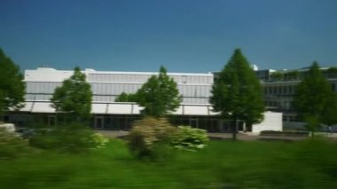 İsviçre güneşli gün Zürih şehir tren yol yolculuk yolcu pencere Panoraması 4k