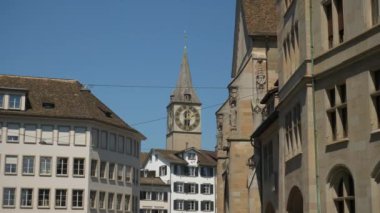 güneşli gün Zürih şehir merkezi eski binalar ağır çekim panorama 4k İsviçre
