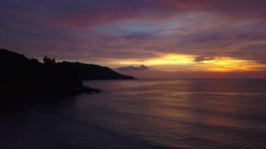 Phuket Island günbatımı gökyüzü hava plaj panorama 4k Tayland