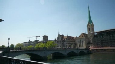 güneşli bir gün Zürih şehir merkezi nehir köprüsü yavaş hareket panorama 4k İsviçre