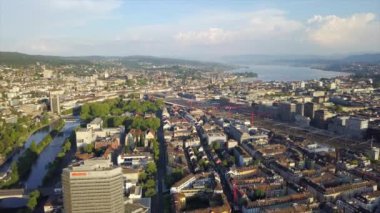 güneşli bir gün Zürih cityscape nehir merkez tren istasyonu hava panorama 4k İsviçre