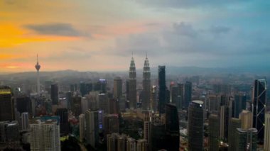 Kuala Lumpur, Malezya - 25 Eylül 2018: gece kuala lumpur şehir merkezi hava panorama zaman çizelgesi 4k yaklaşık 25 Eylül 2018 Kuala lumpur, Malezya.