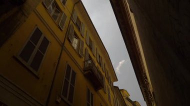 Milano, İtalya - 10 Mayıs 2018: şehir güneşli gün ünlü binalar yavaş hareket görünümü 4k yaklaşık 10 Mayıs 2018 milano, İtalya.