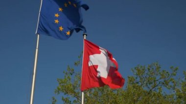 güneşli bir gün Zürih şehir ulusal ve Avrupa bayrağı yavaş hareket panorama 4 k İsviçre