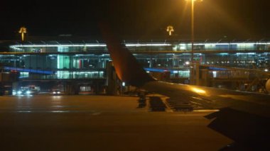 pencere pov panorama 4 k İsviçre gece zaman Zürih şehir Havaalanı Uçak yolculuğu