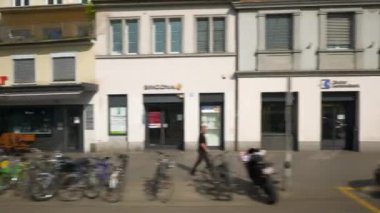 Zürih şehir güneşli bir gün ünlü nehir defne tramvay yolculuğu yan sokakta 4 k İsviçre görüntülemek