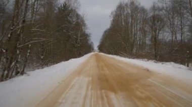MOSCOW, RUSSIA - 20 Mart 2018: güneşli kış günü Moskova şehri nehir kenarı trafik yolu kenarı pencere manzarası