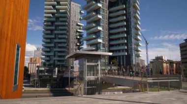 Milan, İtalya - 10 Mayıs 2018: şehir güneşli bir gün ünlü modern blok binalar ağır çekim bakış 4k 10 Mayıs 2018 yaklaşık milan, İtalya.