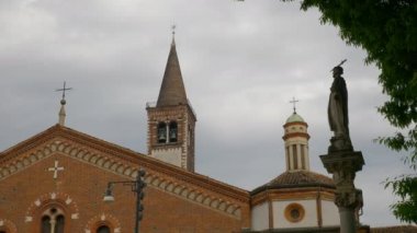 Milano, İtalya - 10 Mayıs 2018: şehir güneşli gün ünlü binalar yavaş hareket görünümü 4k yaklaşık 10 Mayıs 2018 milano, İtalya.
