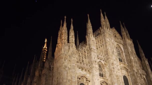 Folk går på Duomokatedralen square — Stockvideo