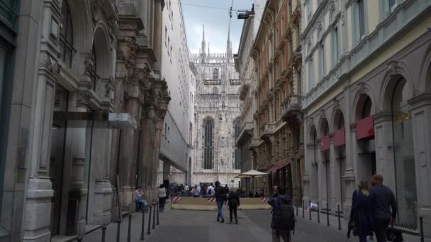 Pessoas Andando Praça Catedral Duomo Dia Ensolarado Lugar Famoso Milão — Vídeo de Stock