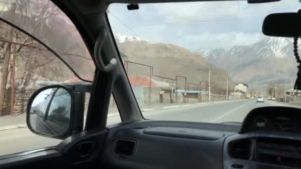冬の日の時間グダウリ スキー リゾート道路旅行ハメ撮りパノラマ ジョージア — ストック動画