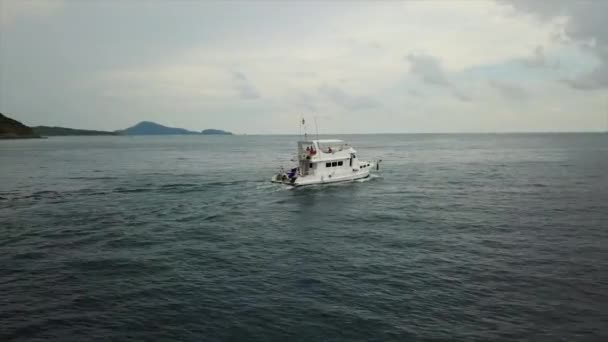Ηλιόλουστη Μέρα Πουκέτ Νησί Διάσημο Σκάφος Κυκλοφορίας Rawai Beach Εναέρια — Αρχείο Βίντεο