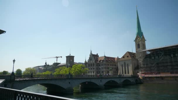 Dia Ensolarado Zurique Centro Cidade Ponte Ribeirinha Câmera Lenta Panorama — Vídeo de Stock