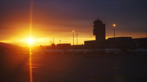 Ηλιοβασίλεμα Ώρα Ζυρίχη Πόλης Αεροδρόμιο Παράθυρο Ελβετία Πανόραμα — Αρχείο Βίντεο