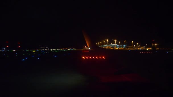 夜间时间苏黎世城市机场飞机乘坐窗口波全景4K — 图库视频影像