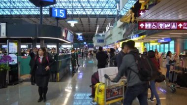 Taipei, Tayvan - 22 Ocak 2018: panorama 4 k timelapse 22 Ocak 2018 yaklaşık yürüme Belediye Havaalanı duty free Binası taipei, Tayvan.