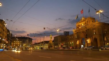 İsviçre günbatımı aydınlatma Zürih Şehri Merkez Tren Garı kare Panoraması 4k