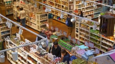 Milan, İtalya - 23 Mayıs 2018: panorama 4 k Mayıs 23, 2018 milan, İtalya yaklaşık yürüme şehir ünlü alışveriş merkezi.