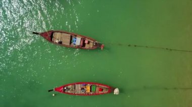 güneşli bir gün phuket Island ünlü tekne trafiği rawai beach hava panorama 4k Tayland