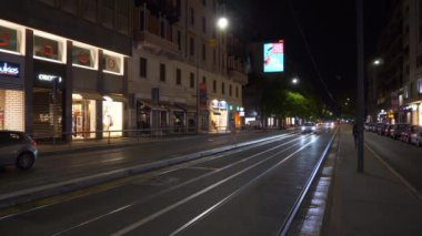 Milan, İtalya - 15 Mayıs 2018: gece saat milan şehir trafik sokak ağır çekim panorama 4k 15 Mayıs 2018 yaklaşık milan, İtalya.